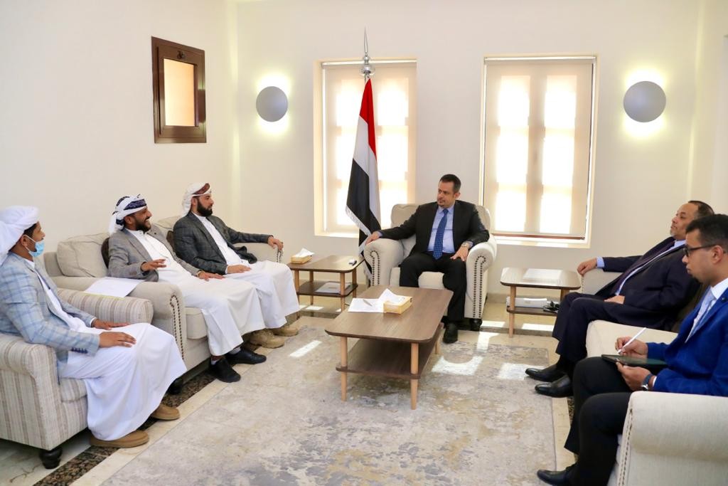 رئيس الوزراء خلال لقائه عدد من قيادات المقاومة الجنوبية