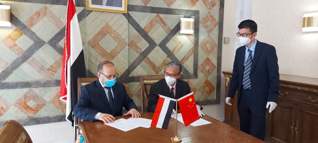 وزير التخطيط مع السفير الصيني