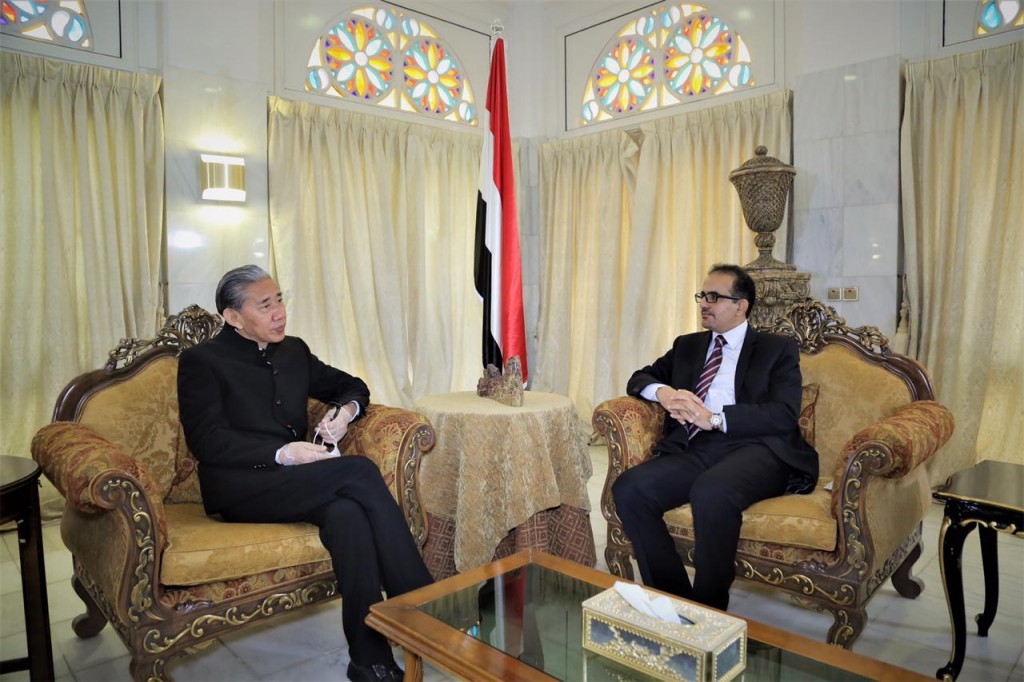 وزير الصحة مع السفير الصيني