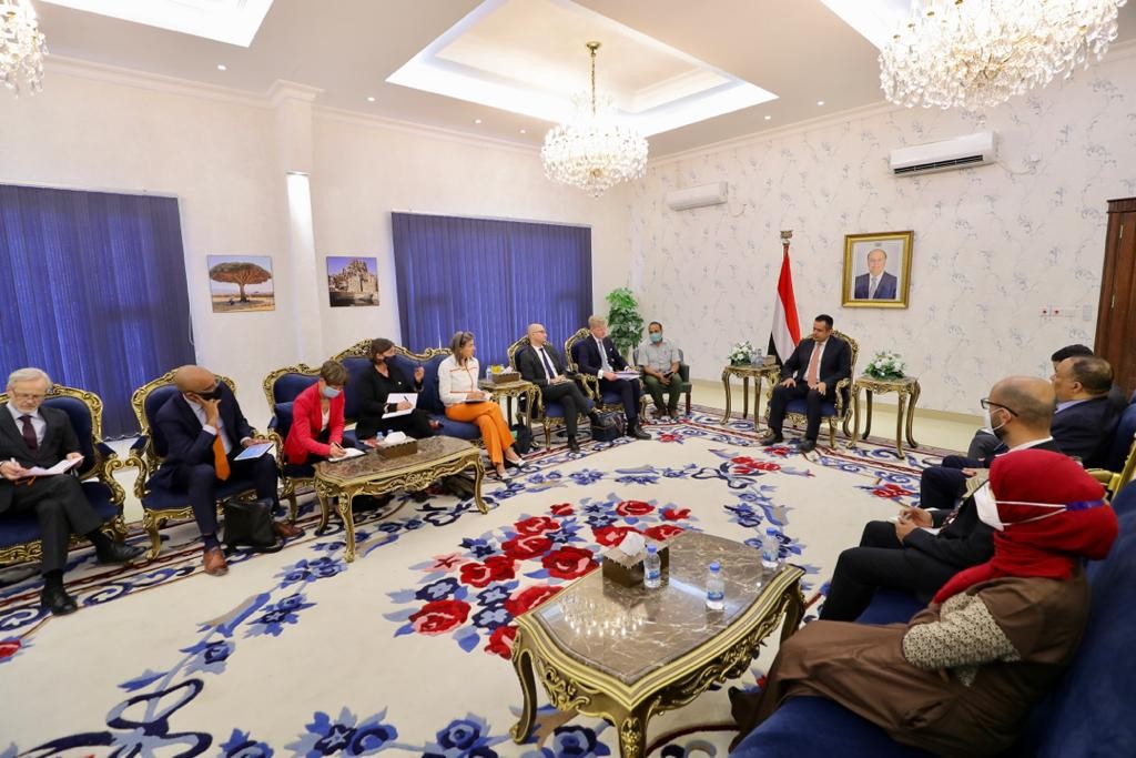 رئيس الوزراء خلال لقاء رئيس بعثة الاتحاد الأوروبي وعدد من سفراء الدول