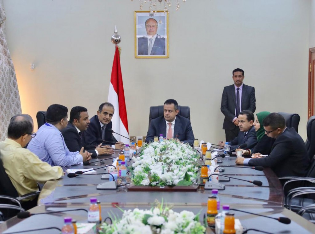 رئيس الوزراء خلال الاجتماع