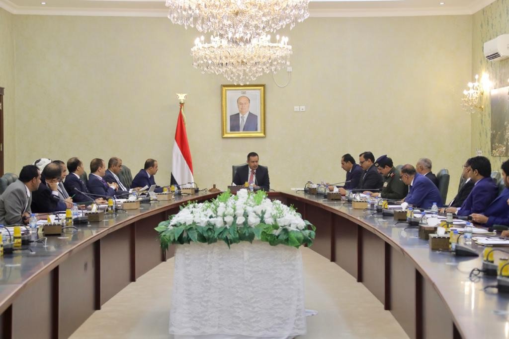 مجلس الوزراء برئاسة د.معين خلال الاجتماع
