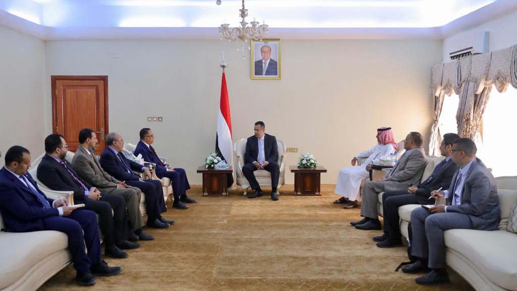 رئيس الوزراء خلال استقباله عدداً من قيادات المجلس الانتقالي