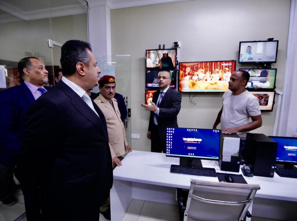 رئيس الوزراء خلال زيارته تلفزيون قناة حضرموت