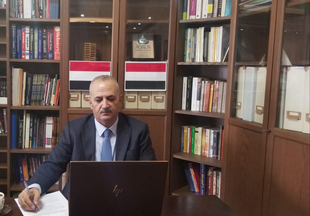 وزير المياه والبيئة خلال اللقاء المرئي