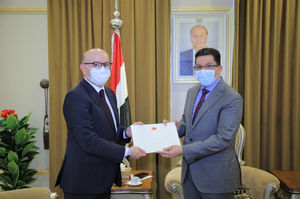 وزير الخارجية مع السفير التركي