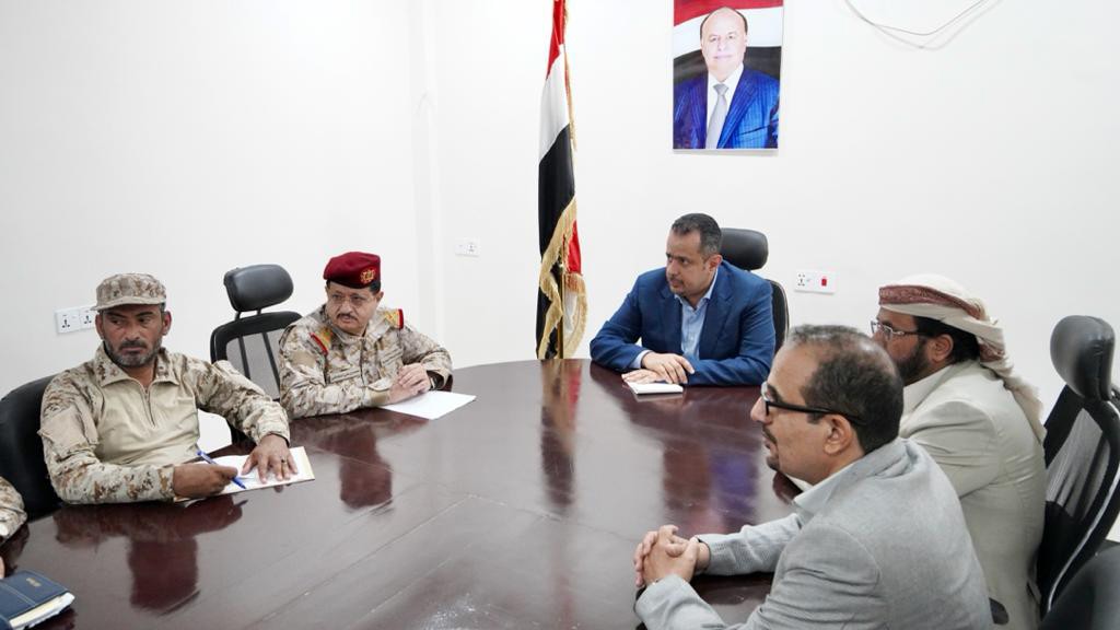 رئيس الوزراء د. معين عبدالملك اجتماعاً مع قيادتي وزارة الدفاع وهيئة الأركان والقيادات العسكرية