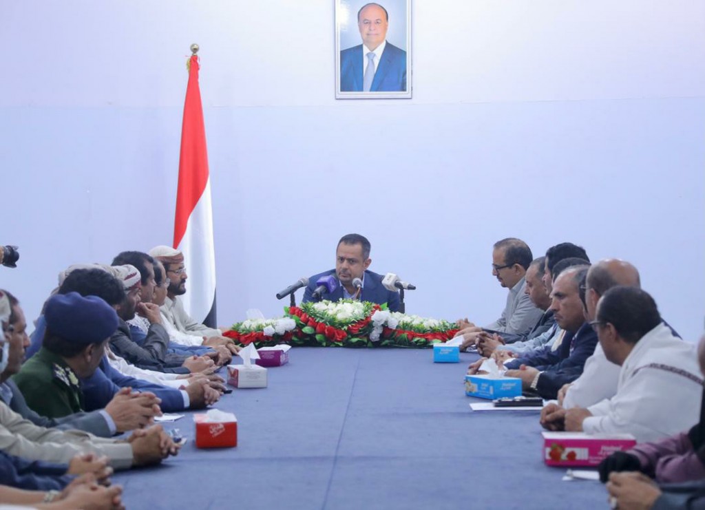 رئيس الوزراء د. معين عبدالملك خلال ترؤسه اجتماعاً مشتركاً للسلطة المحلية والتنفيذية بمحافظة مأرب
