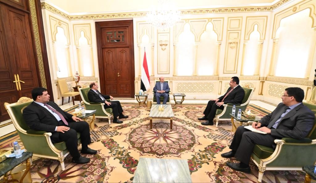 فخامة الرئيس خلال اجتماعه مع نأئبه ورئيس الوزراء