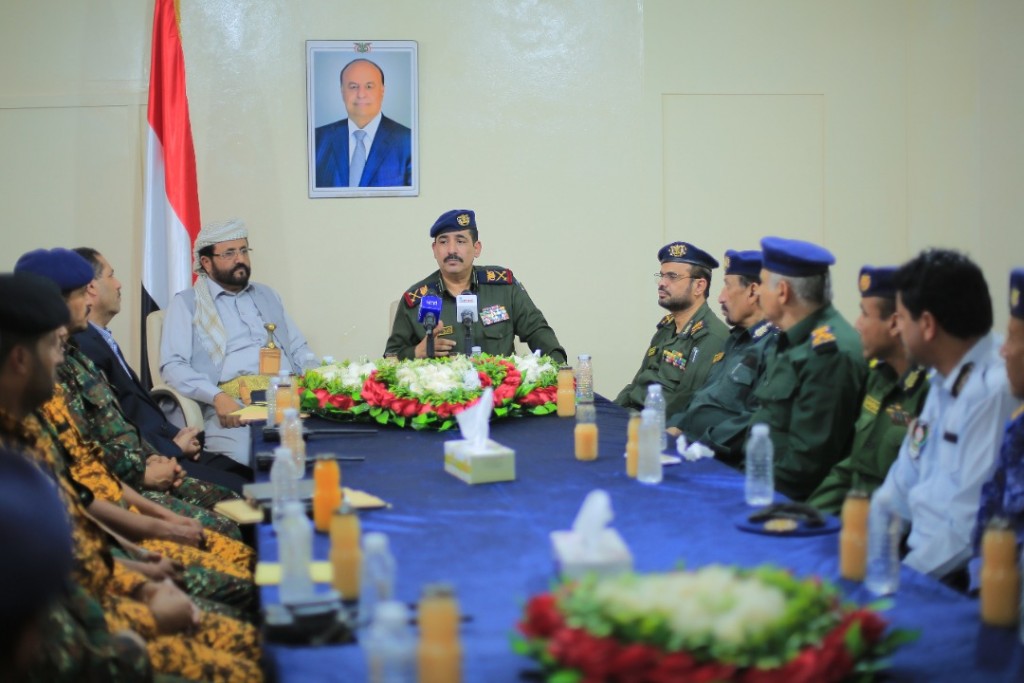 وزير الداخلية مع محافظ مأرب خلال الاجتماع