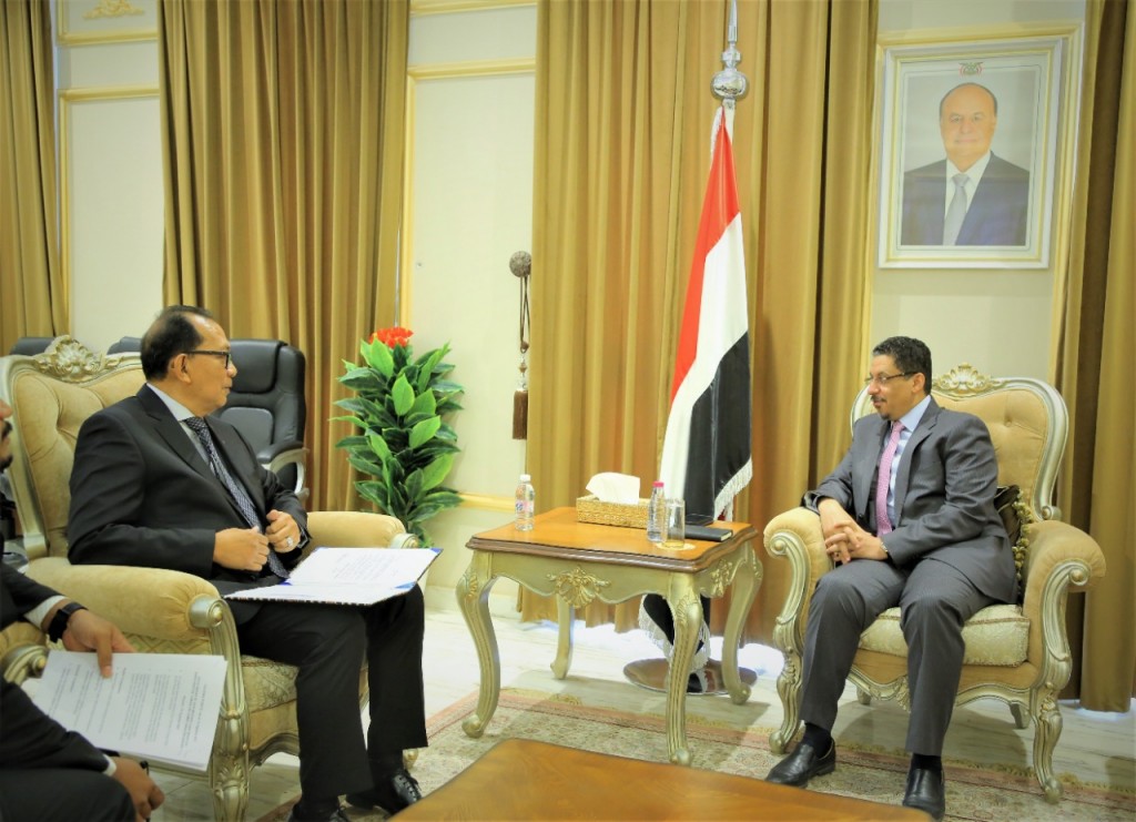 وزير الخارجية مع سفير إندونيسيا