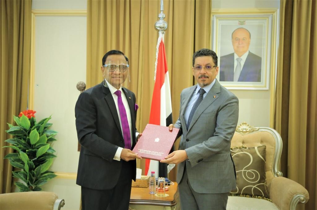 وزير الخارجية مع سفير سيرلانكا