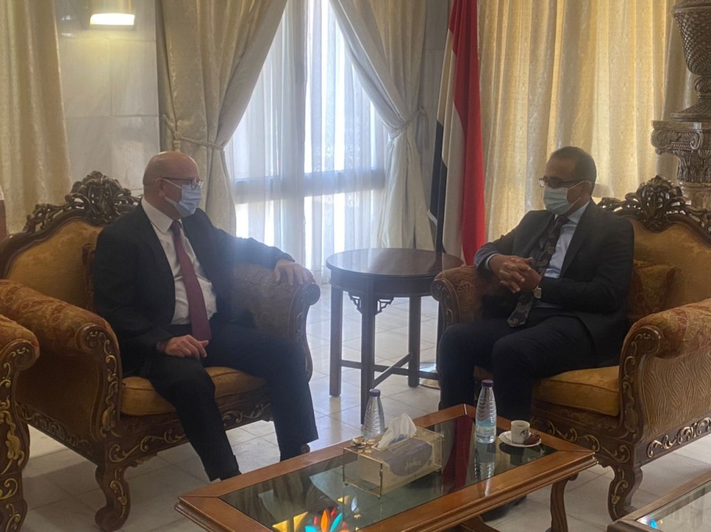 وزير الصحة مع السفير التركي