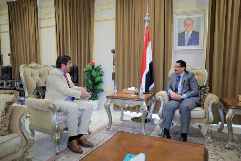 وزير الخارجية مع السفير الأرجنتيني