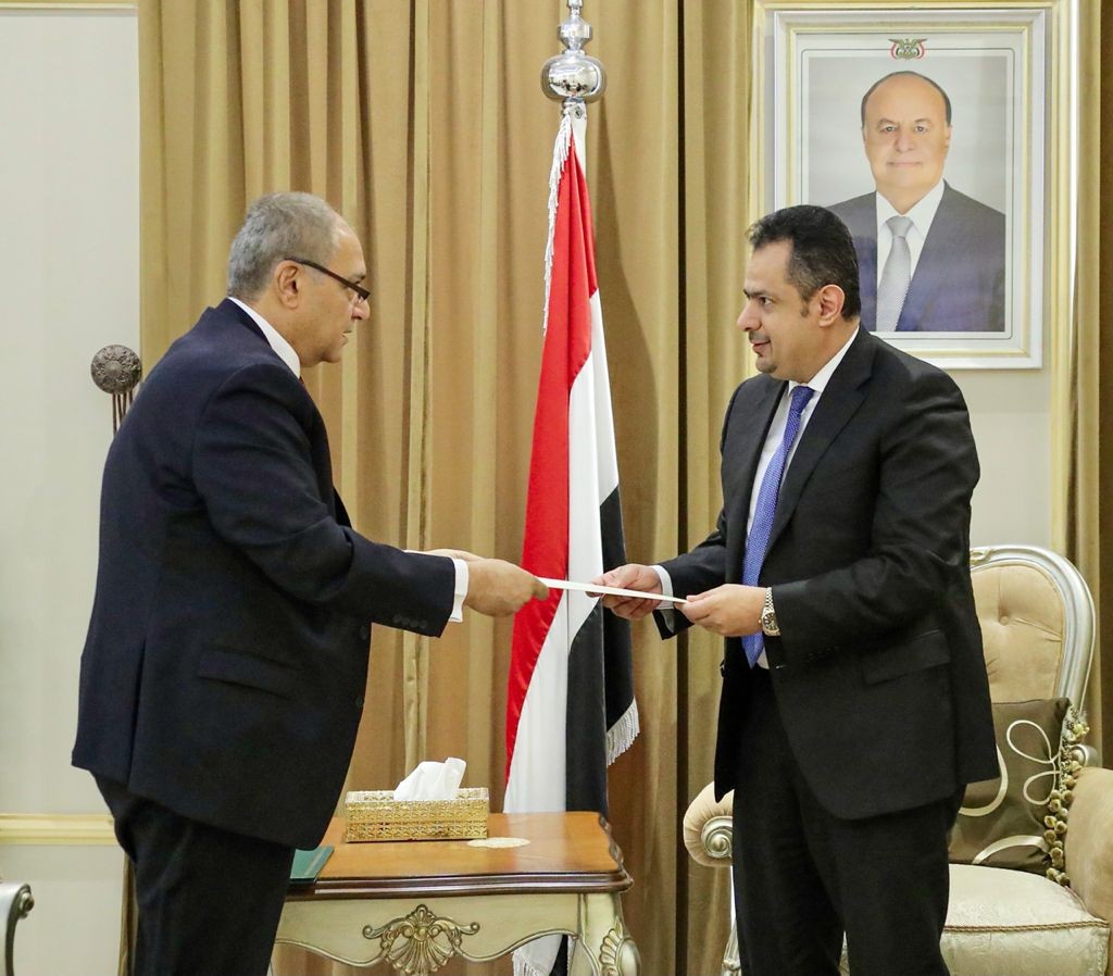 رئيس الوزراء مع السفير المصري