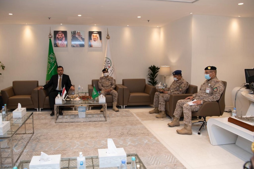 رئيس الوزراء خلال زيارته مركز قيادة القوات المشتركة