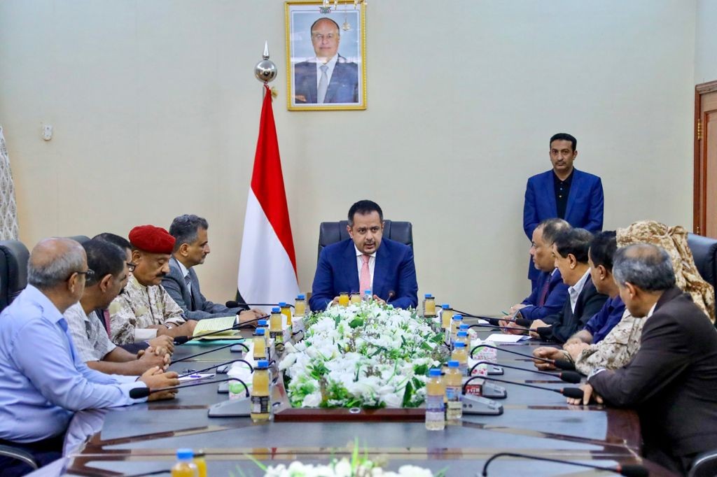 رئيس الوزراء خلال الاجتماع