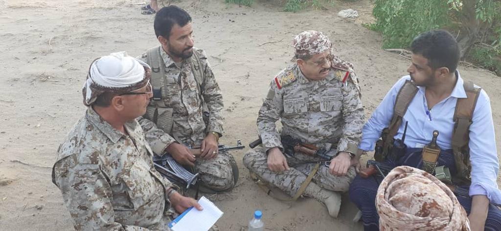 وزير الدفاع خلال تفقده جبهات مراد بمأرب