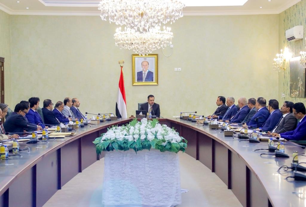 رئيس الوزراء خلال الاجتماع
