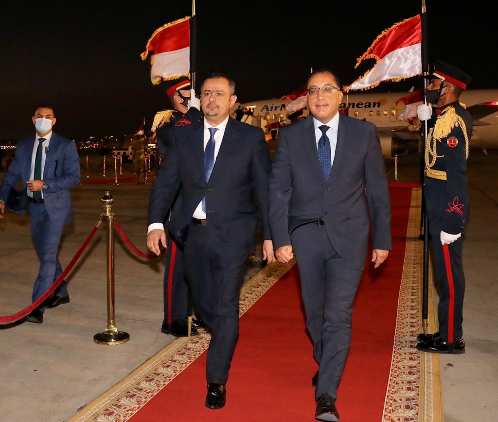 رئيس الوزراء د. معين عبدالملك لدى وصوله العاصمة المصرية القاهرة بدعوة من نظيره المصري