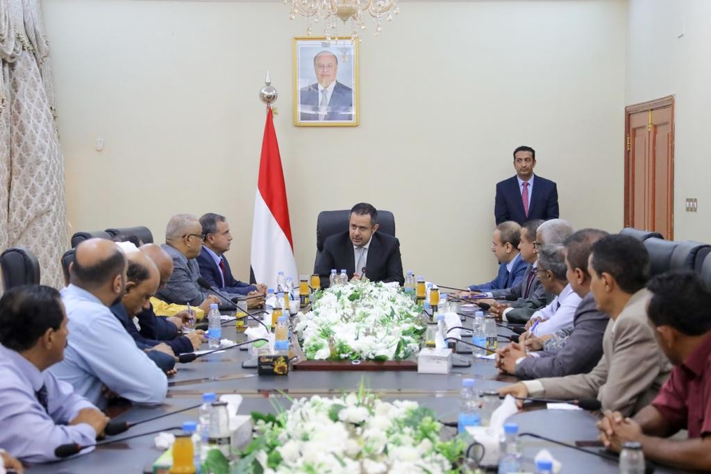 رئيس الوزراء خلال الاجتماع