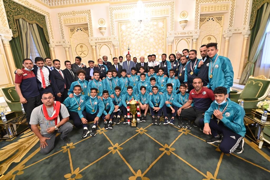 فخامة الرئيس خلال استقباله بعثة المنتخب الوطني للناشئين