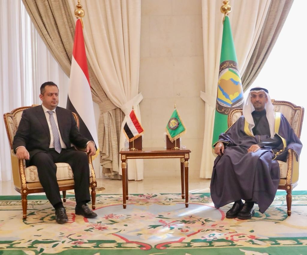 رئيس الوزراء د.معين عبدالملك خلال لقائه أمين عام مجلس التعاون الخليجي د. نايف الحجرف