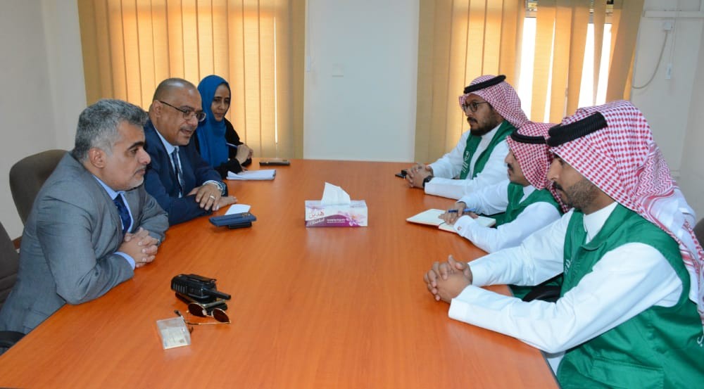 وزير التخطيط والتعاون الدولي د. واعد باذيب خلال لقائه مدير البرنامج السعودي لتنمية وإعمار اليمن في عدن المهندس أحمد مدخلي