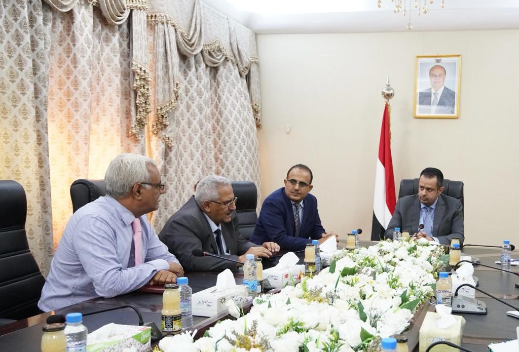 رئيس الوزراء خلال الاجتماع