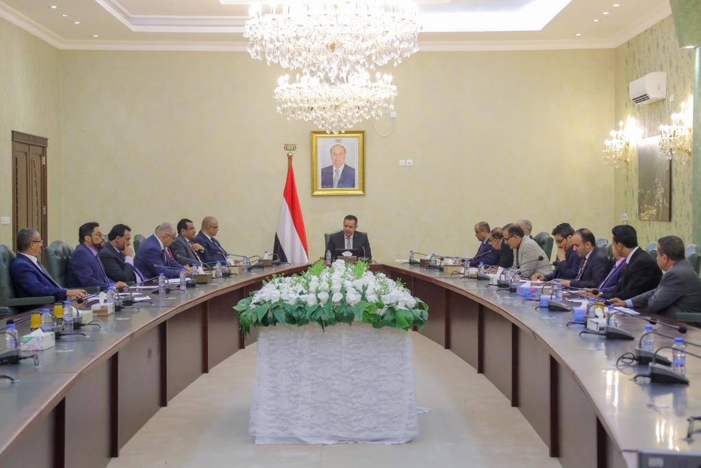 رئيس الوزراء خلال الاجتماع