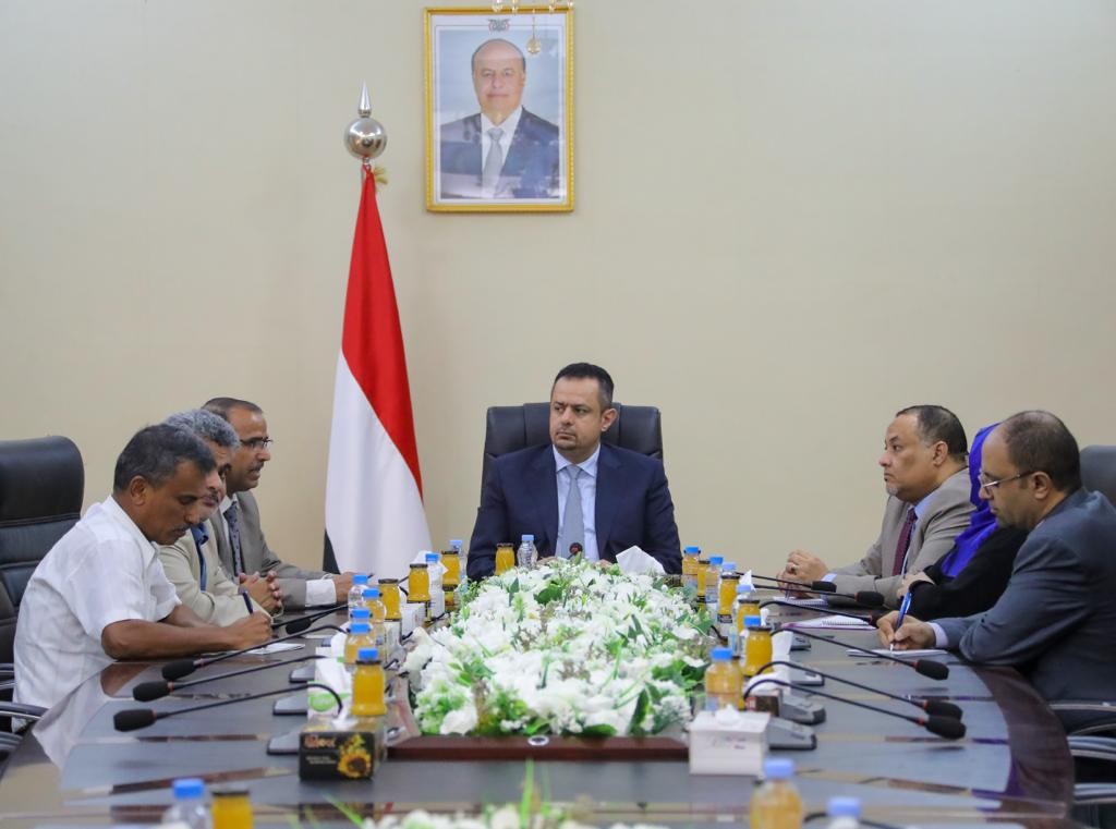 رئيس الوزراء خلال الاجتماع