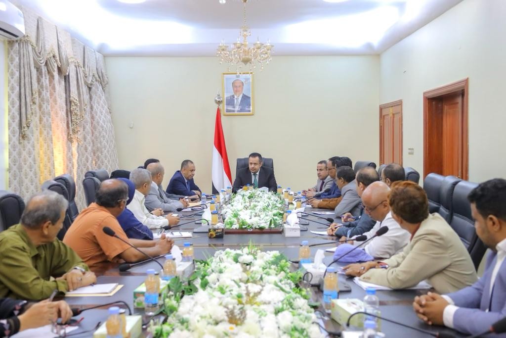 رئيس الوزراء خلال الاجتماع