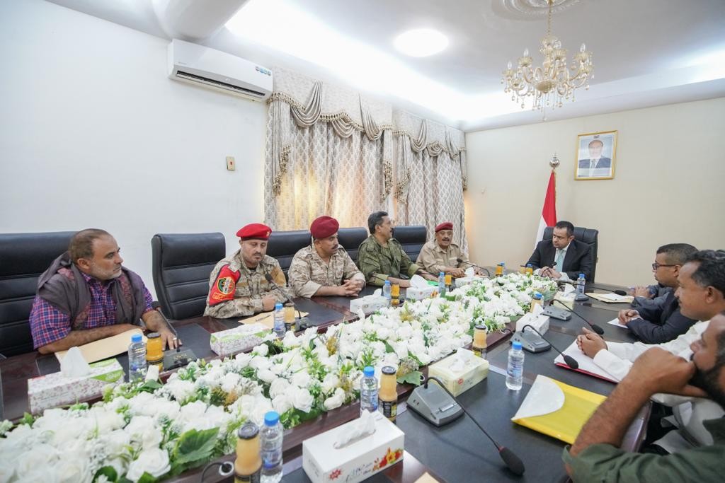 رئيس الوزراء د. معين عبدالملك خلال ترؤسه اليوم اجتماعاً لقيادة المنطقة العسكرية الرابعة وقيادة محور الضالع