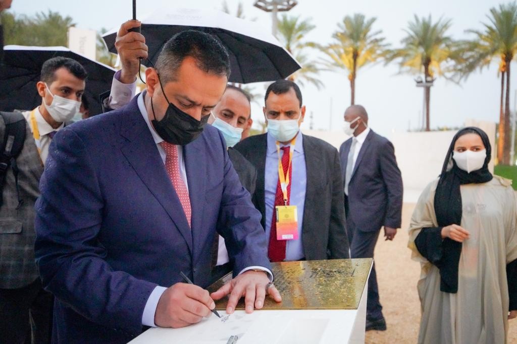رئيس الوزراء خلال التوقيع