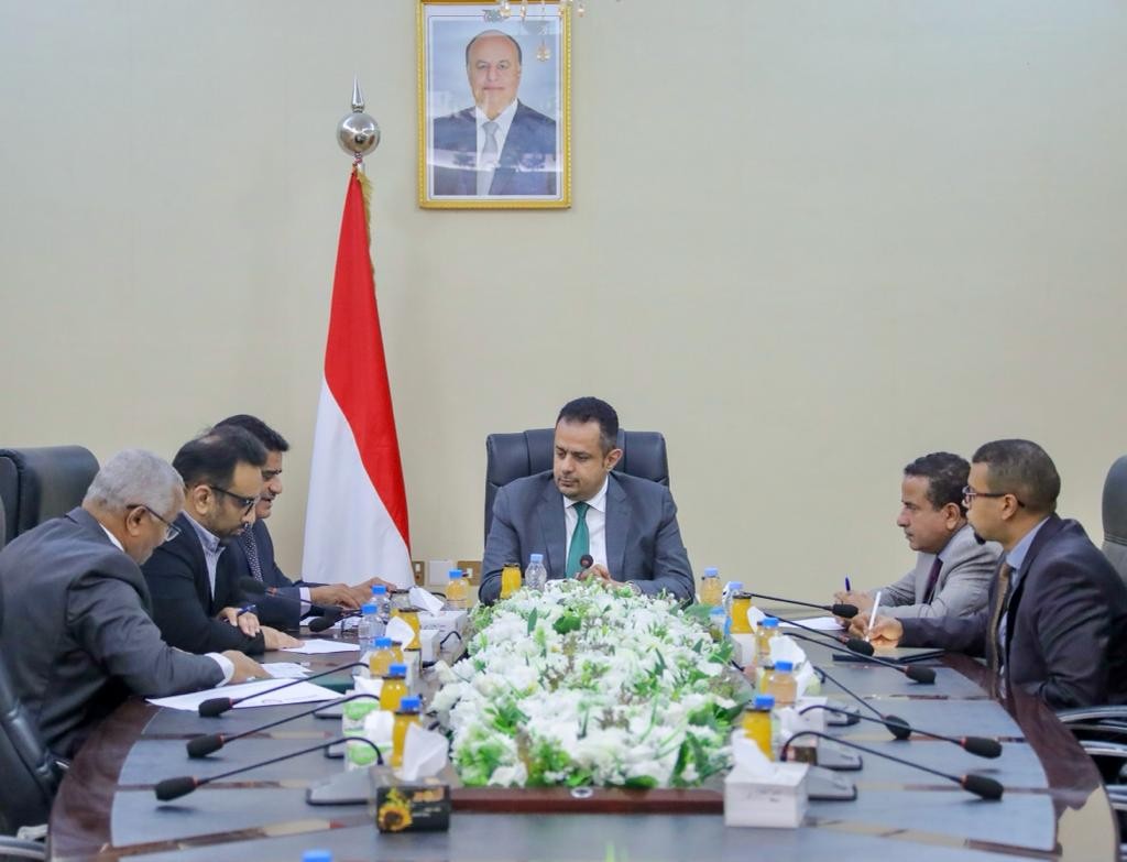 رئيس الوزراء خلال الاجتماع