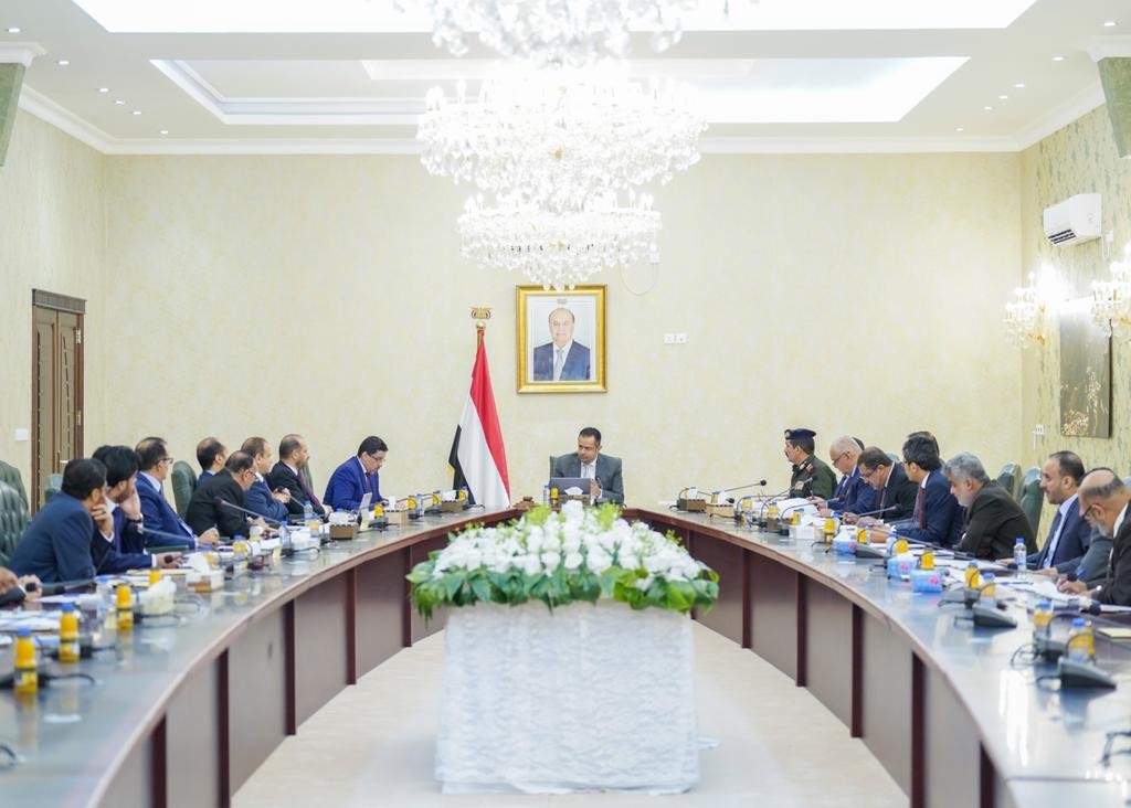 رئيس الوزراء خلال الاجتماع