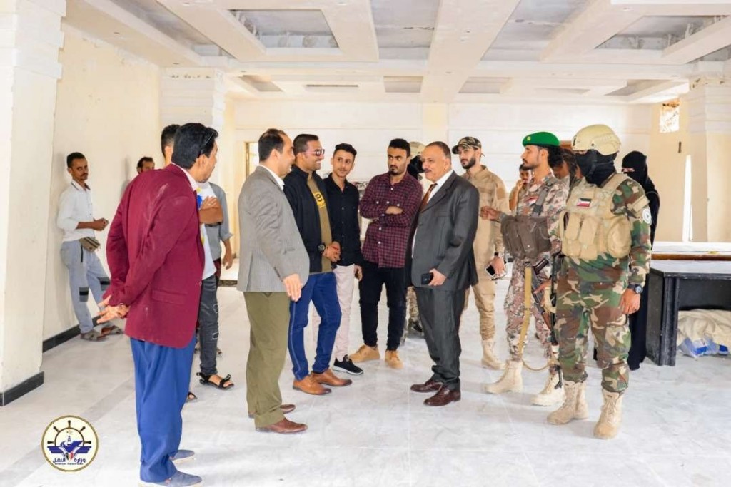 وزير النقل خلال الزيارة