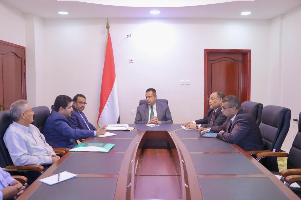 رئيس الوزراء خلال الاجتماع