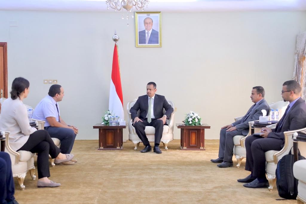 رئيس الوزراء خلال الاجتماع