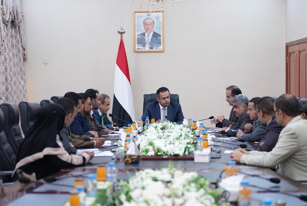 رئيس الوزراء خلال الاجتماع