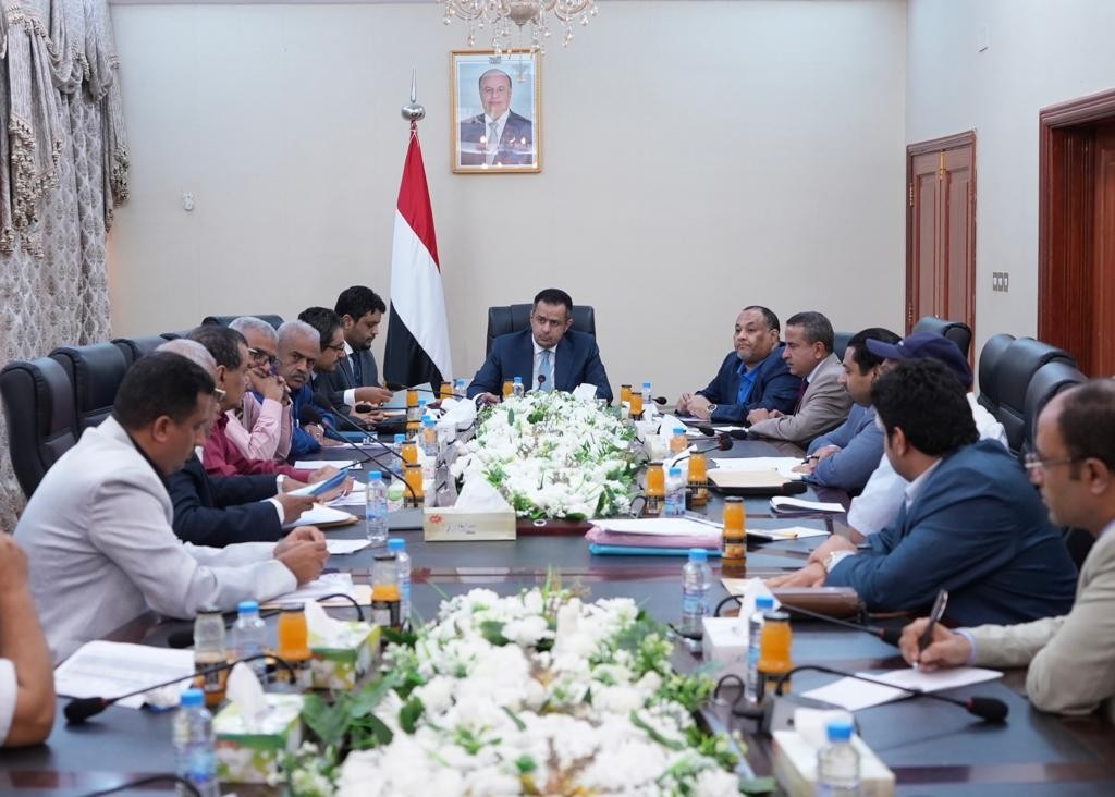 رئيس الوزراء خلال الاجتماع