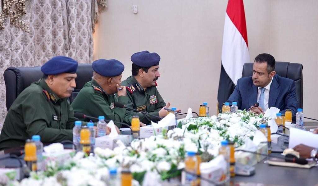 رئيس الوزراء خلال الاجتماع