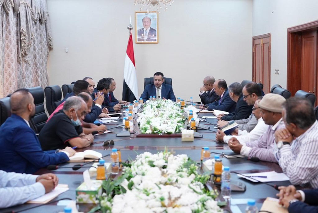 رئيس الوزراء خلال الاجتماع