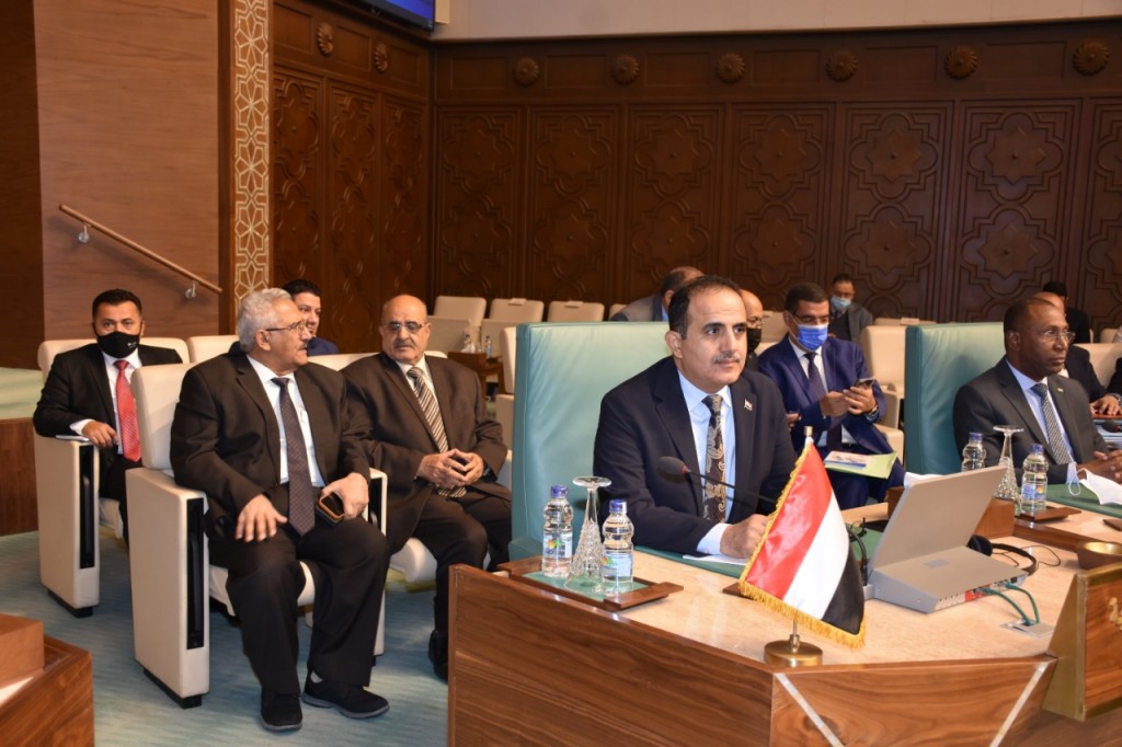وزير المياه خلال الاجتماع