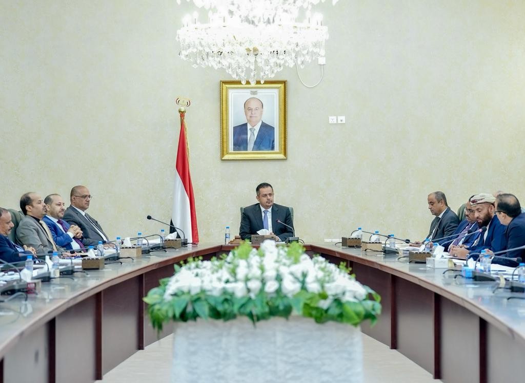 رئيس الوزراء خلال الاجتماع