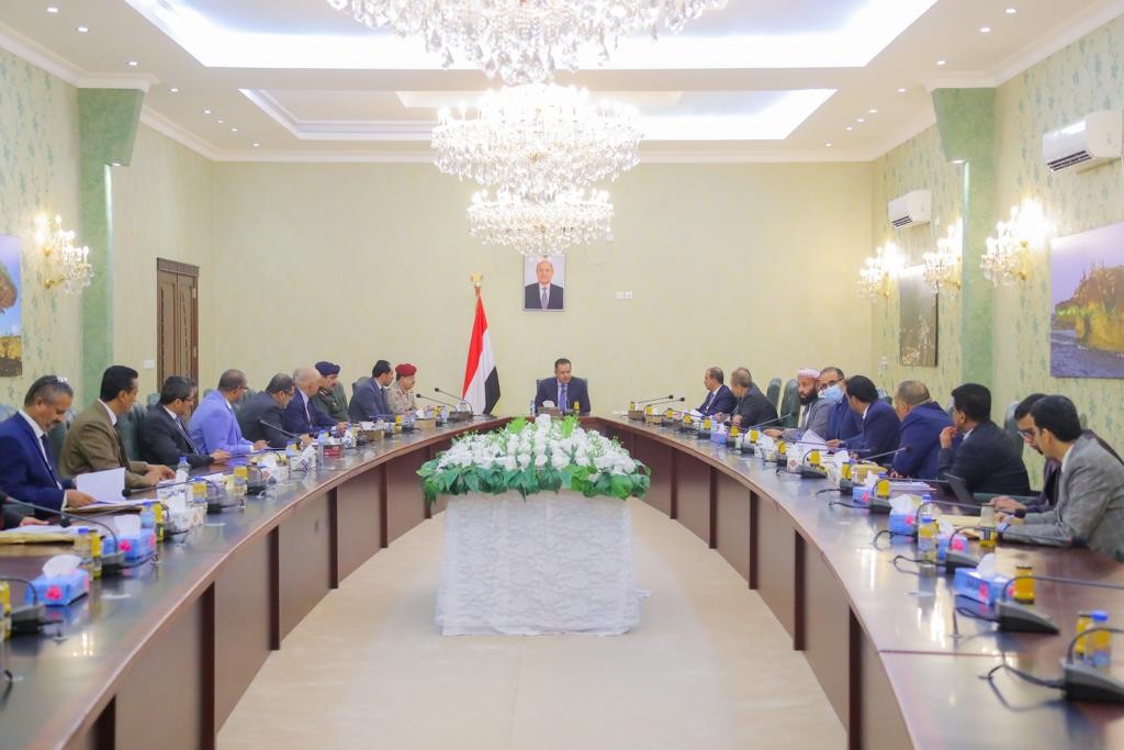 رئيس الوزراء خلال الاجتماع