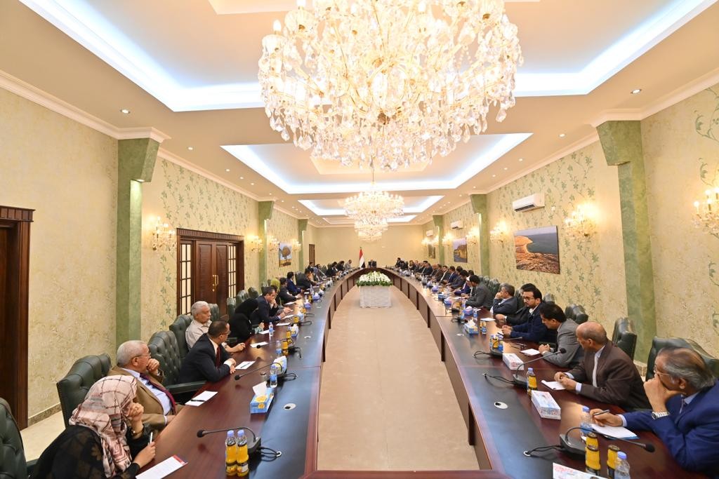 فخامة الرئيس د. رشاد العليمي خلال الاجتماع