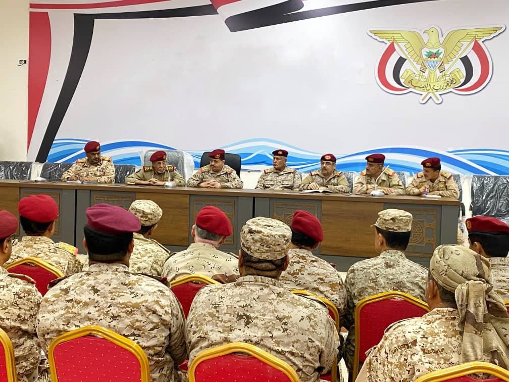 وزير الدفاع خلال الاجتماع