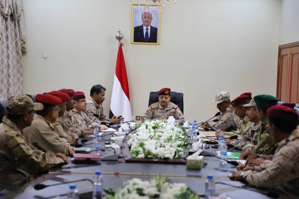 وزير الدفاع خلال الاجتماع