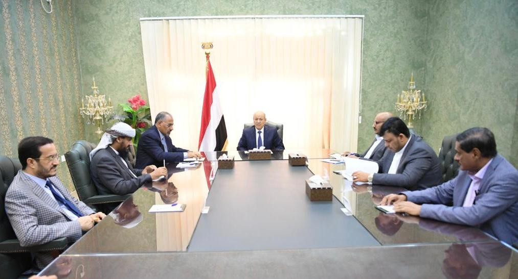 رئيس مجلس القيادة الرئاسي خلال الاجتماع